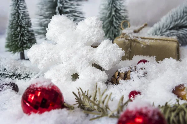 Νιφάδα χιονιού και τα Χριστούγεννα μπάλα στο χιόνι — Φωτογραφία Αρχείου