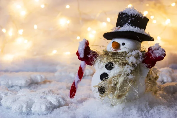 Счастливый снеговик, стоящий зимой с подражанием — стоковое фото