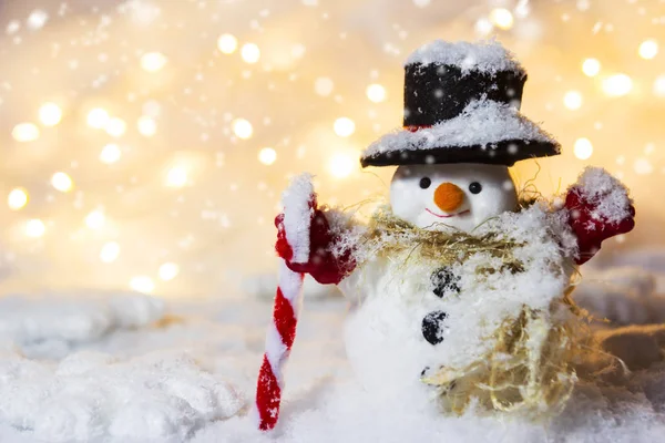Счастливый снеговик, стоящий зимой с подражанием — стоковое фото