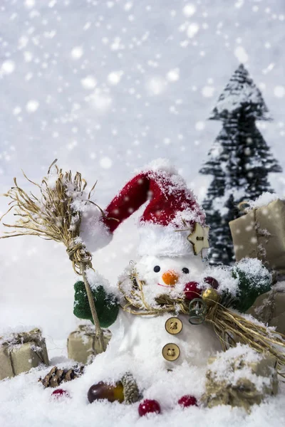 Kerst decoratie gelukkig sneeuwpop in dennenbossen in de winter — Stockfoto