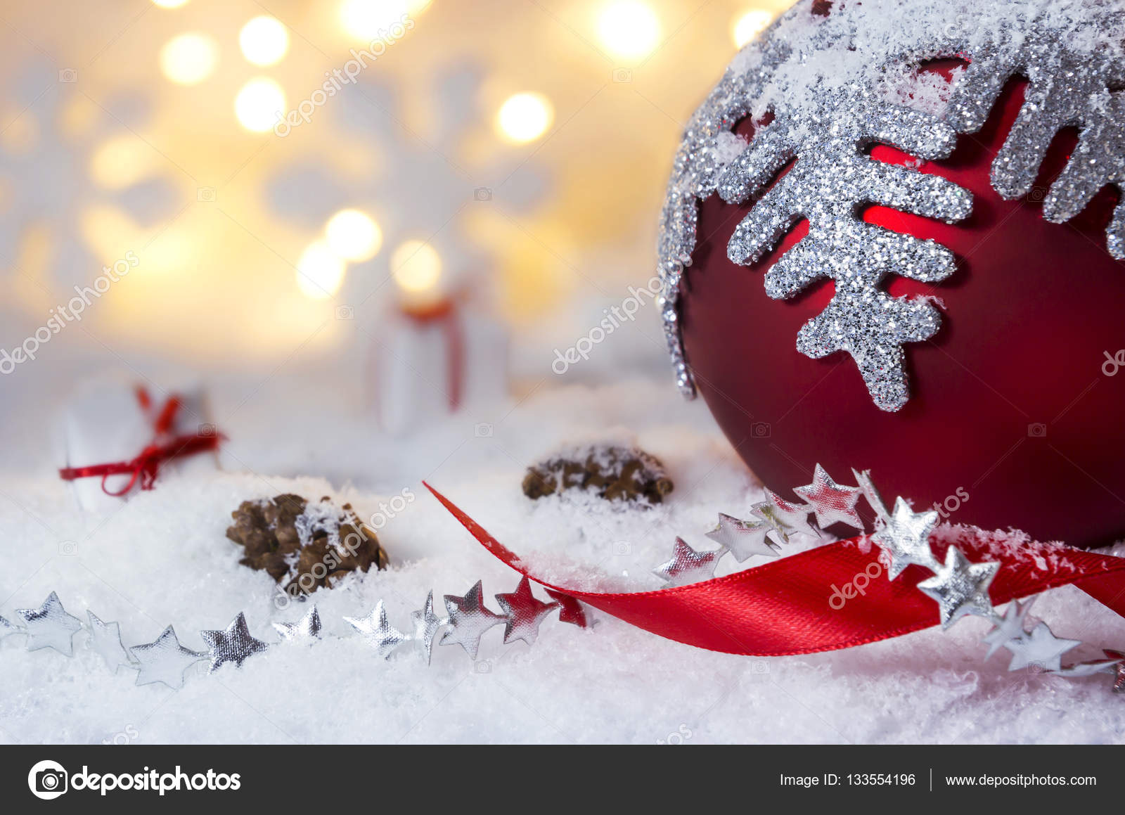 Boule De Noël Rouge Avec Flocon De Neige Sur La Neige Et Le