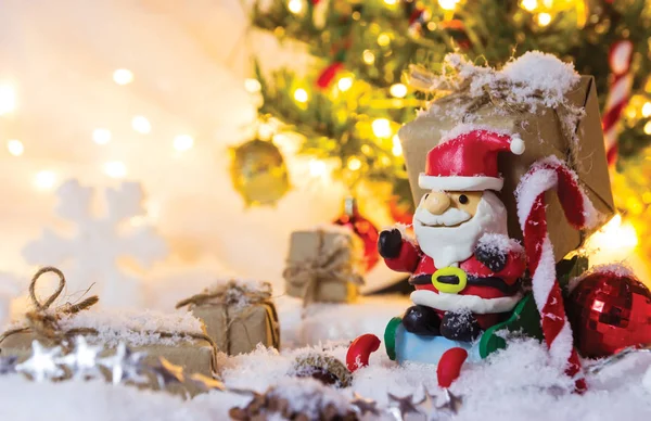 Natal decoração Papai Noel e caixa de presente na neve com b — Fotografia de Stock