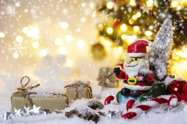 Kerstdecoratie kerstman en naaldboom in de sneeuw — Stockfoto