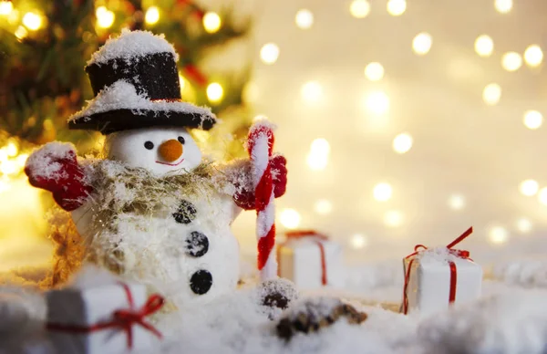 Boneco de neve feliz de pé no inverno com luz bokeh — Fotografia de Stock