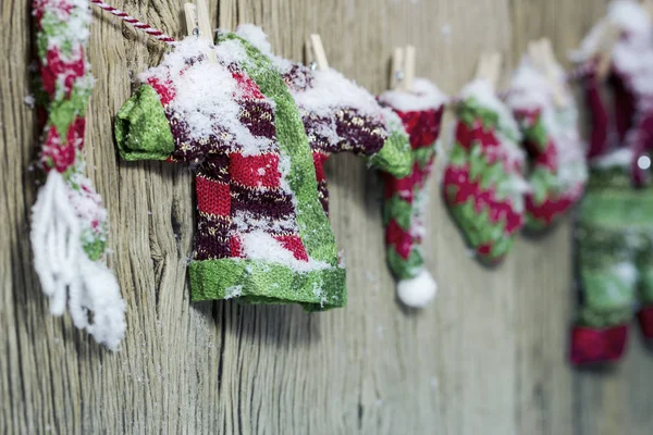Рождественские украшения воздух сушки одежды зимой — стоковое фото