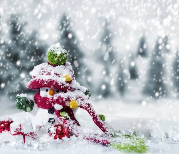 Szczęśliwy bałwana na śniegu, w lesie sosnowym — Zdjęcie stockowe