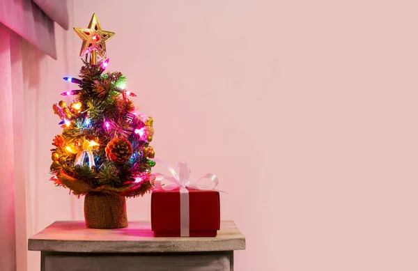 Yatak odasında dolap renkli küçük Noel ağacına — Stok fotoğraf