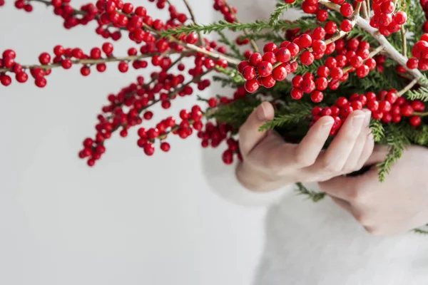 Руки женщины держат ilex verticillata или winterberry — стоковое фото