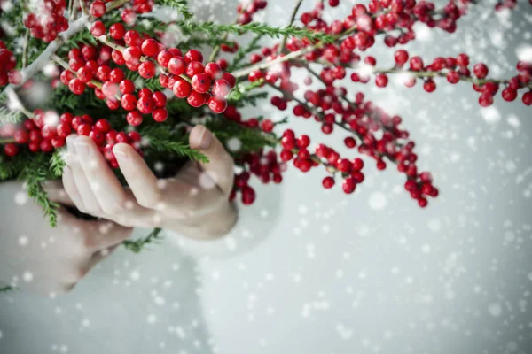 Žena plná pálivých papriček ilex verticillata nebo winterberry v zimě — Stock fotografie