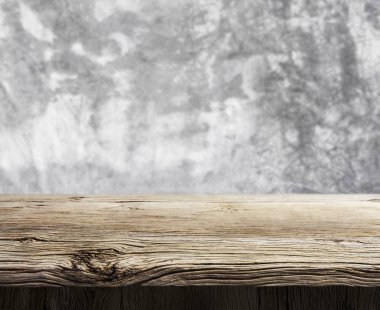 Çimento zemin üzerine ahşap raf