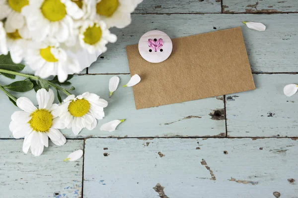 Etiqueta de papel marrom em branco com bordados de coração e flores de margarida — Fotografia de Stock