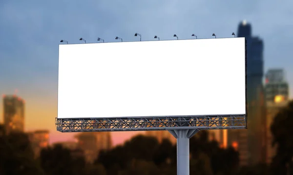 Ve městě prázdné billboard za soumraku — Stock fotografie