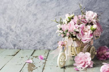 Eski ahşap bisiklet içinde pembe karanfil 