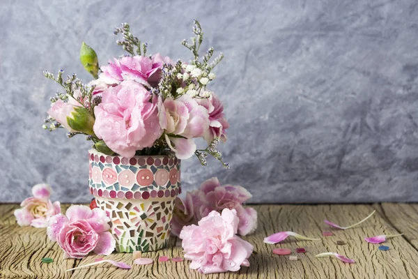 Cravo rosa em vaso de flor de mosaico — Fotografia de Stock