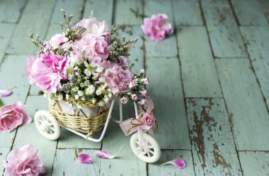 Eski ahşap bisiklet içinde pembe karanfil