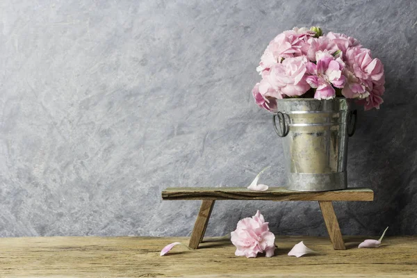 Oeillet rose fleurs dans un seau de zinc sur vieux bois — Photo