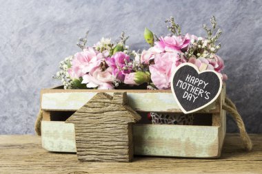 Mutlu anneler günü mektup ahşap kalp ve pembe karanfil çiçek
