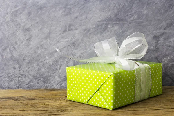 Zöld ajándék doboz fa tábla — Stock Fotó