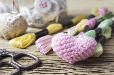 Yün ve nakış dikiş ipliği örgü pembe kalp