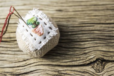 Yastık üzerinde eski ahşap masa