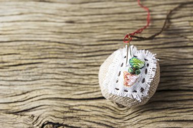 Yastık üzerinde eski ahşap masa