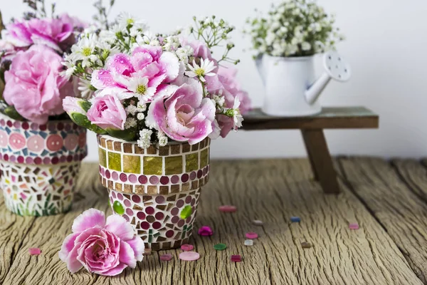 Rosa nejlika i mosaik blomkruka — Stockfoto
