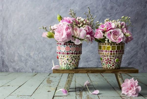 Garofano rosa in vaso di fiori a mosaico — Foto Stock