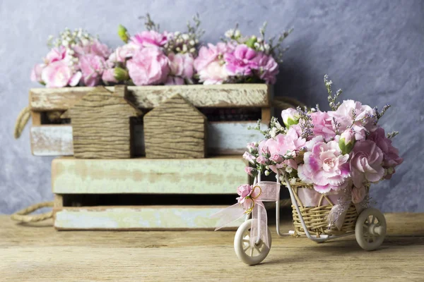 Rosa Nelke im Fahrradkorb auf altem Holz — Stockfoto