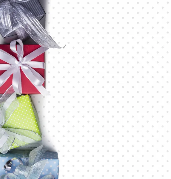 Beyaz nokta arka plan üzerinde renkli hediye kutusu — Stok fotoğraf