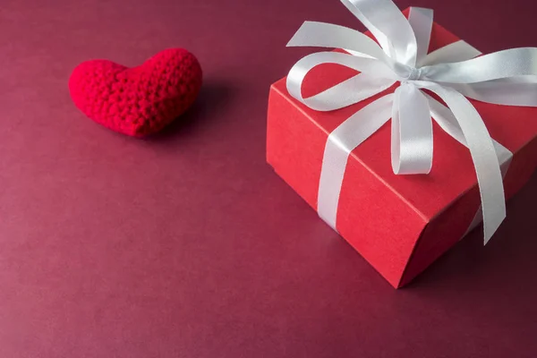 红色礼品盒和纸张背景上的心 — 图库照片