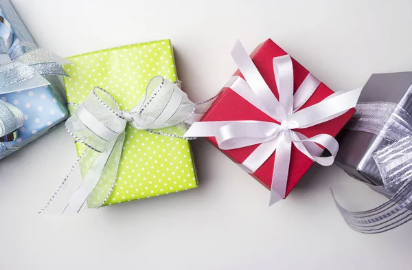 Beyaz arka plan üzerinde renkli hediye kutusu — Stok fotoğraf
