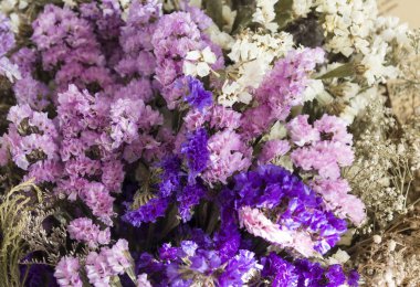 Ahşap masaya kurutulmuş çiçek buketi