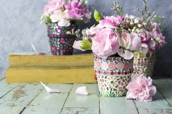 Roze anjer in mozaïek flower pot — Stockfoto