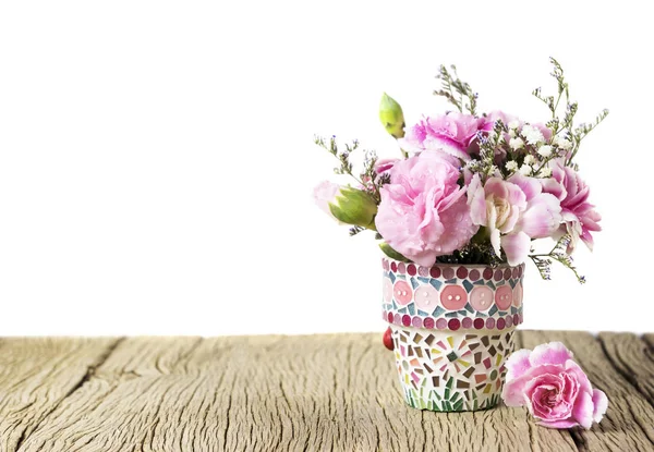 Ahşap masa üzerinde mozaik çiçek tencerede pembe karanfil — Stok fotoğraf