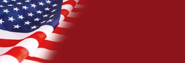 Vlajka USA na červeném pozadí — Stock fotografie