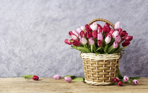 Flores de tulipa rosa e vermelha em cesta de madeira — Fotografia de Stock