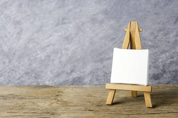 Bingkai kanvas kosong pada lukisan easel — Stok Foto