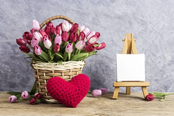 赤いハート、バレンタインの日の絵と結婚式のイーゼルに空白のキャンバス フレームの木製バスケットでチューリップの花の概念が大好き — ストック写真