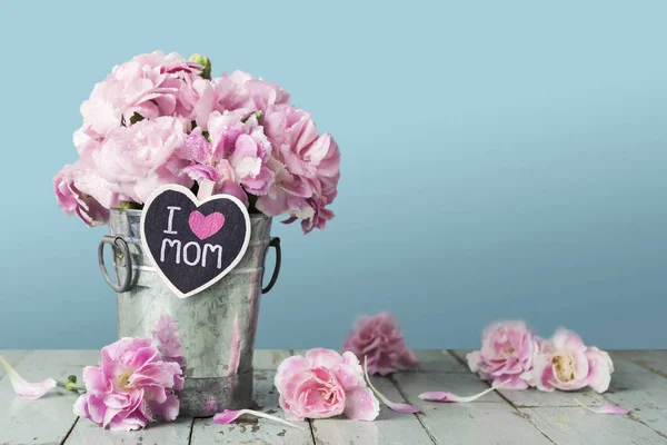 Anneler günü kavramı ben seviyorum anne mektup ahşap kalp ve çinko kova içinde pembe karanfil çiçek — Stok fotoğraf