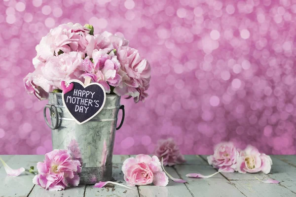 Mutlu anneler günü mektup ahşap kalp ve çinko kova içinde pembe karanfil çiçek — Stok fotoğraf