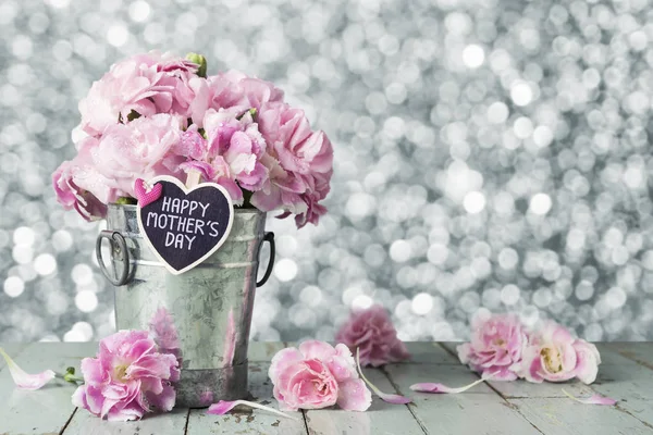 Happy mothers day letter on wood heart and pink carnation flowers in zinc bucket — Stock Photo, Image