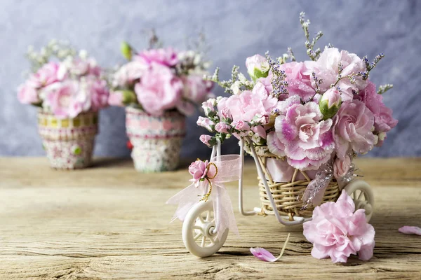 Garofano rosa nel cestino della bicicletta su legno antico — Foto Stock