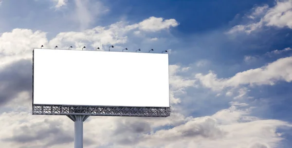 Prázdný billboard s modrou oblohou — Stock fotografie