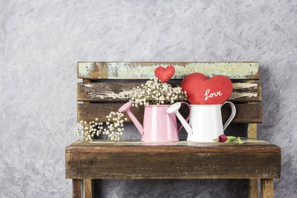 红色的心和满天星在喷壶木旧椅子情人节和婚礼上的爱情观 — 图库照片