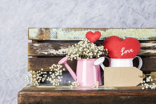 情人节那天和婚礼的爱情观的空白牛皮纸标签，红色的心，喷壶对木材的旧椅子的满天星 — 图库照片