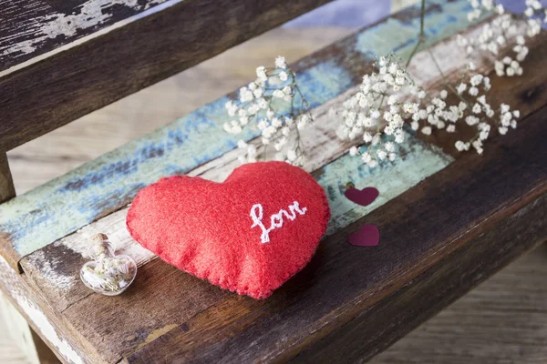 バレンタインの日の結婚式椅子ヴィンテージの赤いフェルトの心とカスミソウの花のコンセプトが大好き — ストック写真