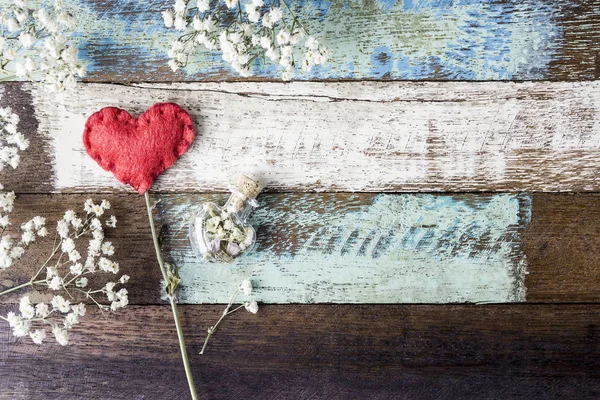 Conceito de amor de coração de feltro vermelho e flores de gypsophila na cadeira vintage para dia dos namorados e casamento — Fotografia de Stock