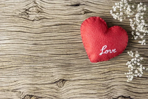 Concept d'amour de coeur en feutre rouge et fleurs de gypsophile sur vieux bois — Photo