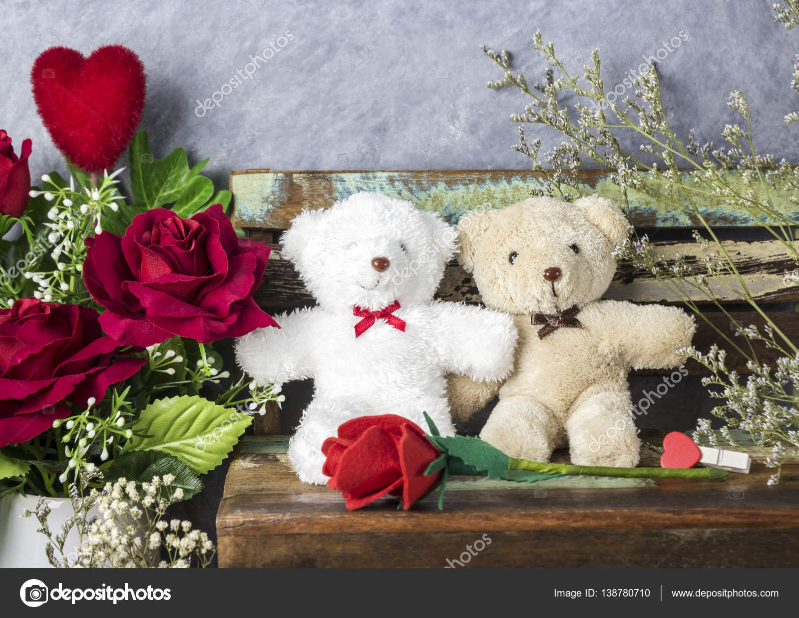 couple teddy bears with hearts