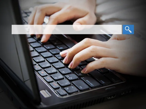 年轻女子与空白搜索栏使用笔记本电脑 — 图库照片